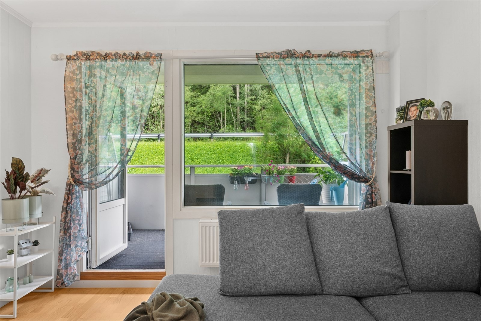 Rommet er lyst og innbydende, og med de store vinduene gir det rommet et inviterende og luftig preg. Galleribilde