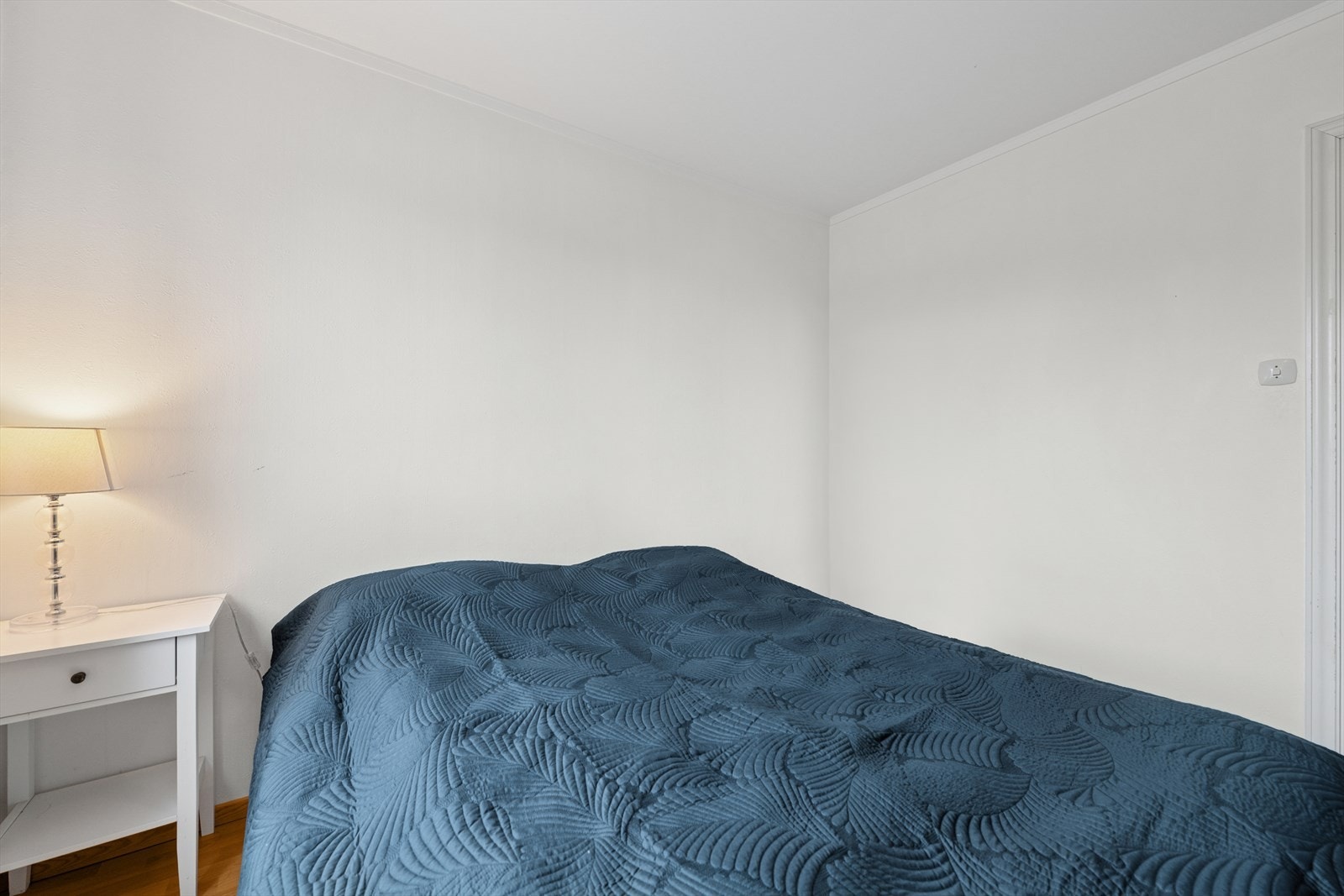 Det er godt med plass og store vindusflater i begge soverom. God plass til garderobeløsning i soverom 1. Galleribilde