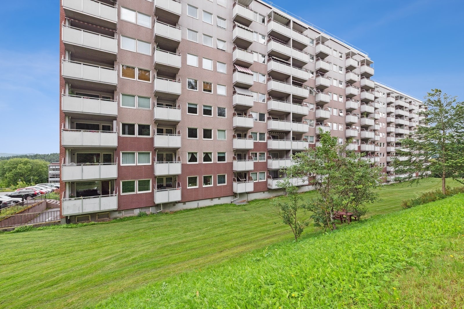 Det trivelige borettslaget byr på flotte fellesarealer med pen beplantning, lekeplass og godt med boltreplass for store og små, felles vaskerom. Galleribilde