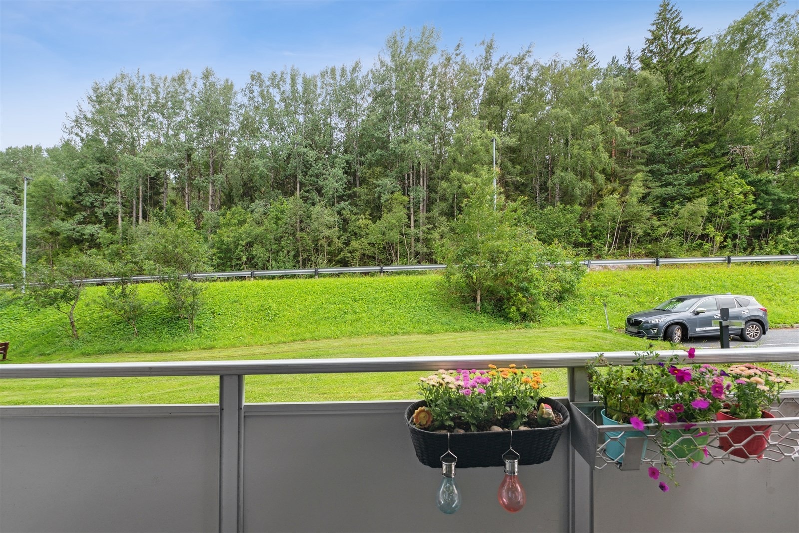 Hyggelig utsyn mot grønne fellesarealer. Galleribilde