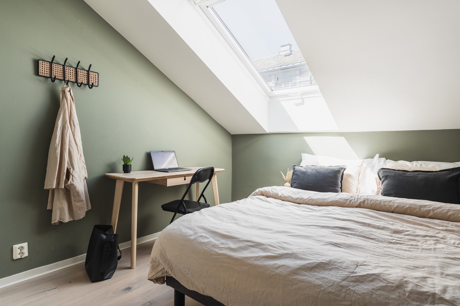 Soverommet er av god størrelse og har plass til dobbeltseng og nattbord Galleribilde