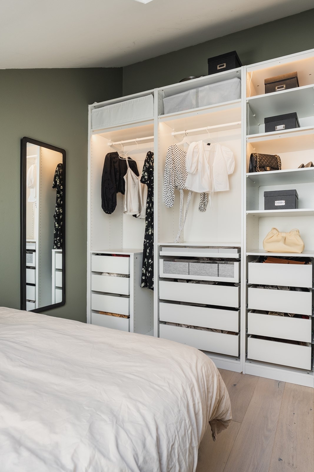 Du finner gode oppbevaringsmuligheter i medfølgende garderobeskap Galleribilde