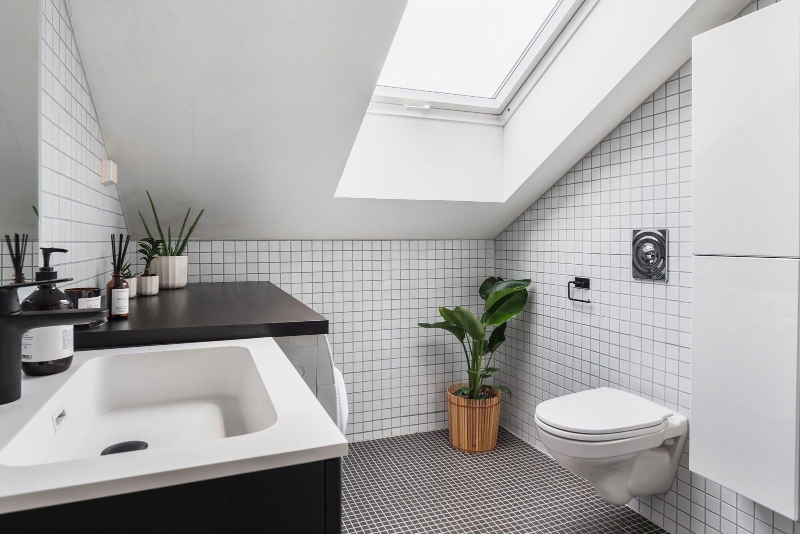 Flislagt baderom med varme i gulv Galleribilde