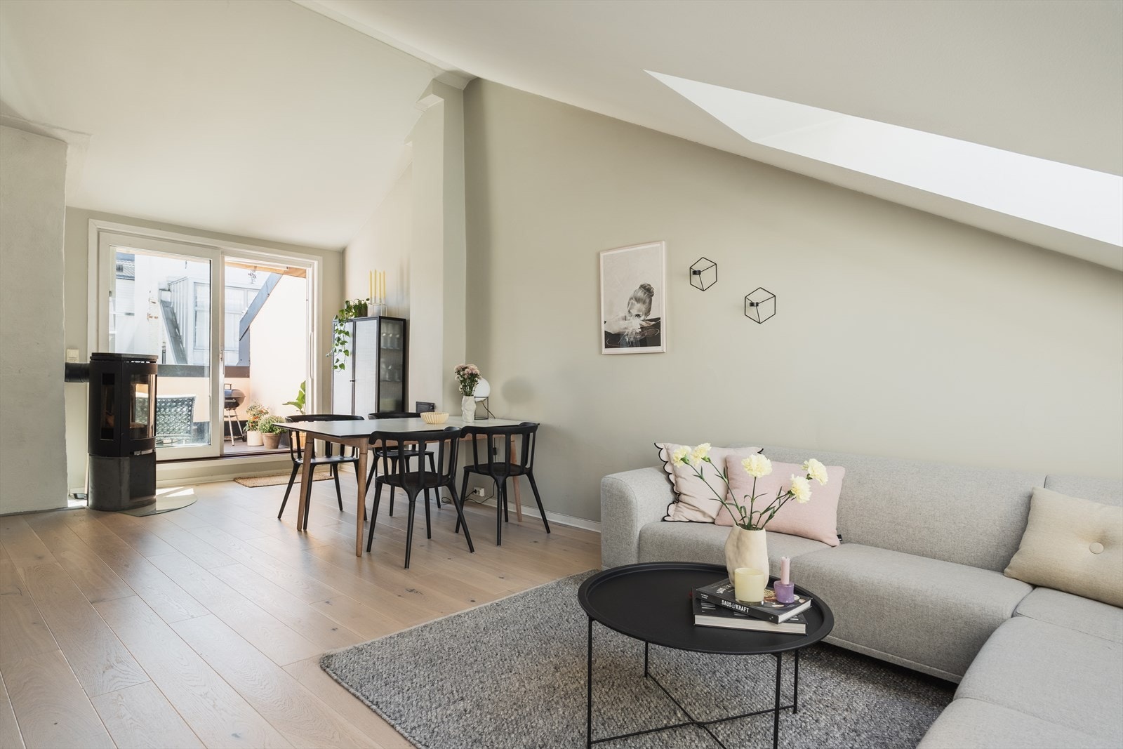 Alle veggflater ble helsparklet og malt i 2021 i nøytrale og pene fargetoner Galleribilde