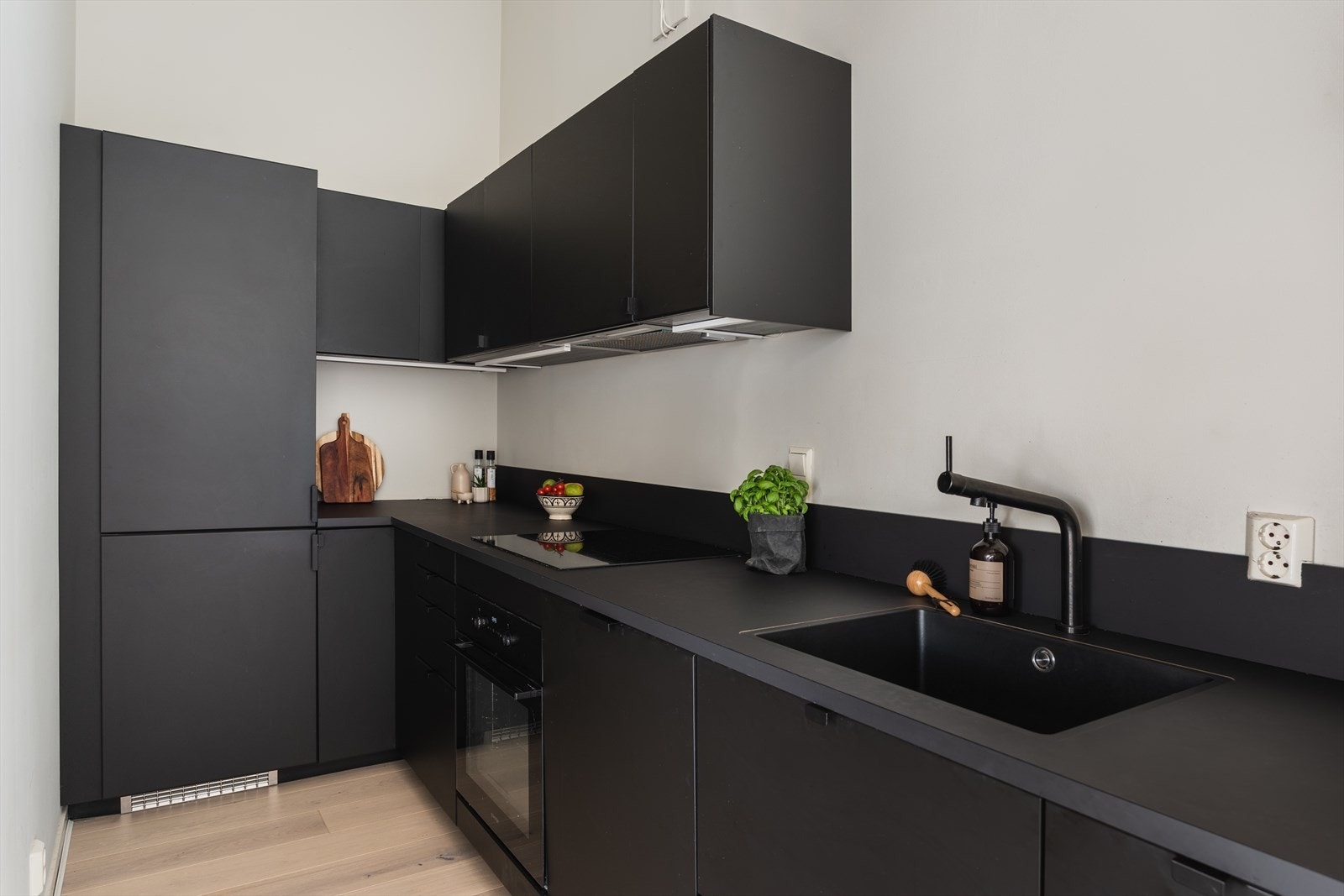 Innbydende og lekkert kjøkken fra 2021 med god skap og benkeplass Galleribilde