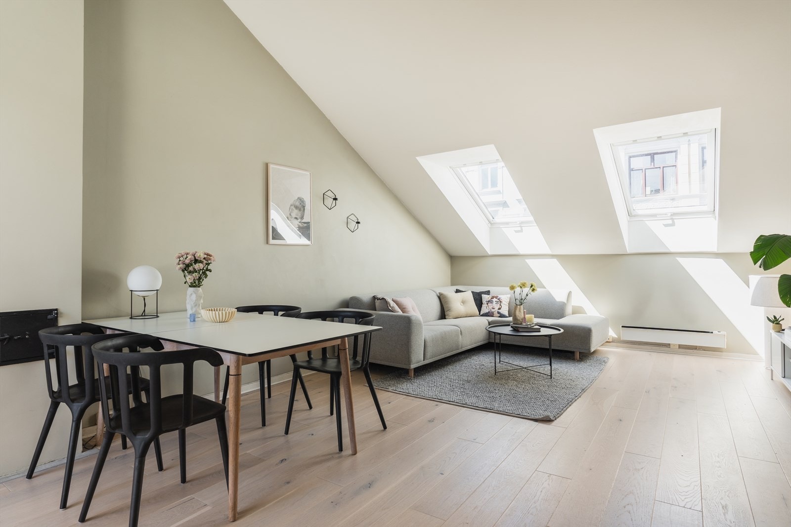 Gjennomgående 2-roms loftsleilighet i 4. etasje som ble pusset opp i perioden 2021-2025 Galleribilde