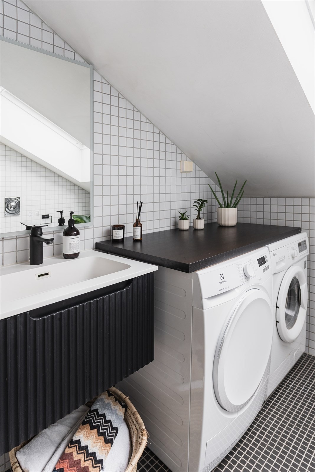 Praktisk nisjeløsning for vaskemaskin/tørketrommel Galleribilde