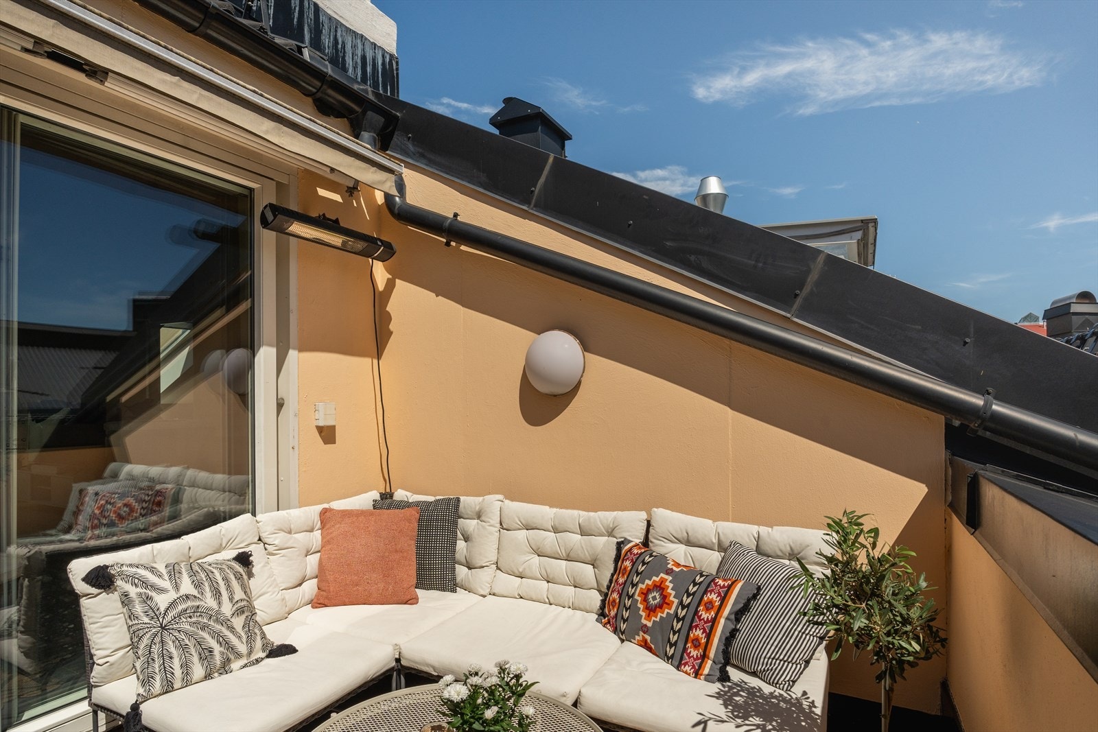 Fra stuen har du utgang til privat og solrik takterrasse på 7 kvm. Her har du solen fra ca. kl. 08.30-17.00 på sommerstid Galleribilde