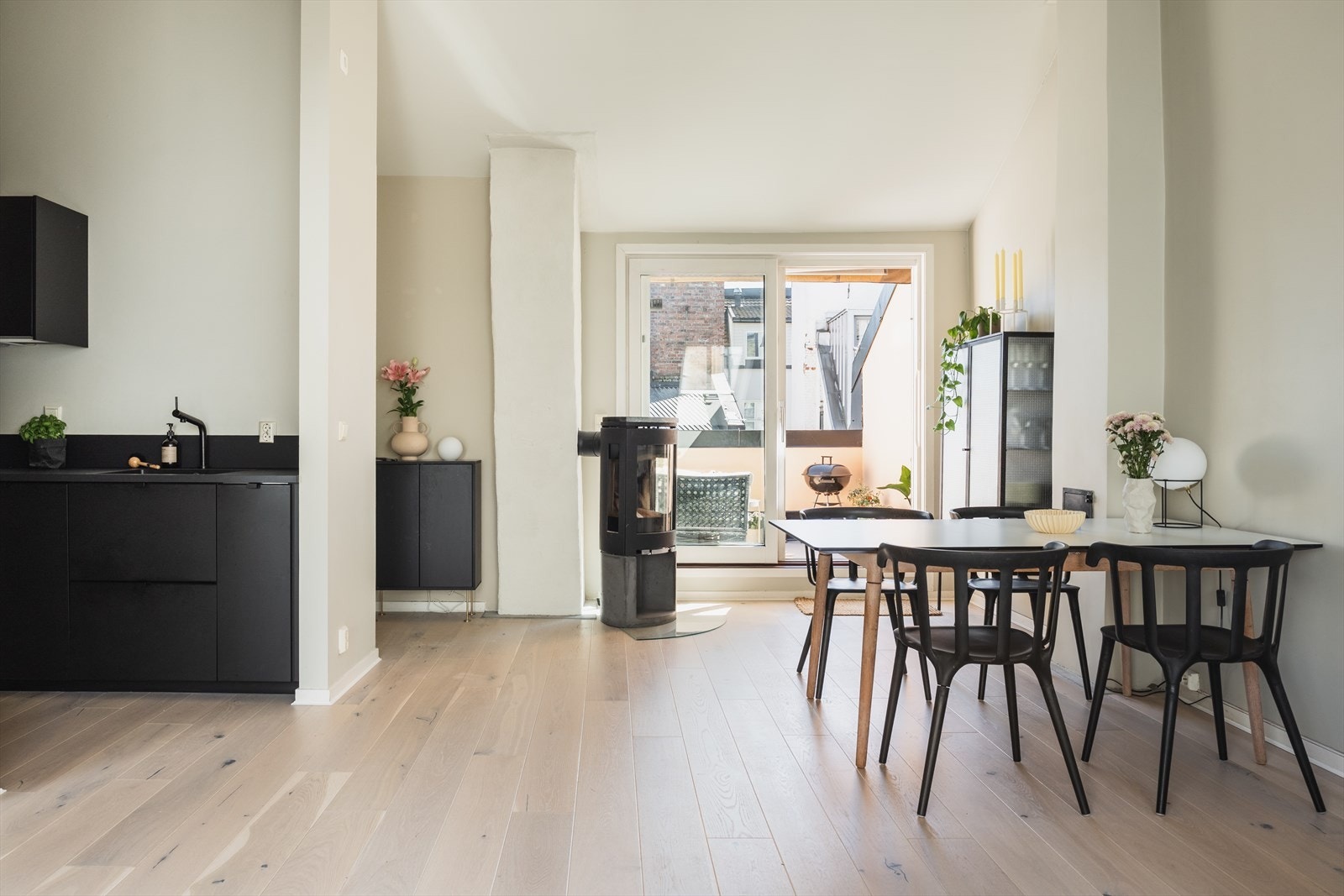 Innbydende, lys og moderne leilighet med smarte løsninger og pent fargevalg. Det gjøres oppmerksom på at dersom peisen skal benyttes, må den flyttes til pipløpet ved spisebordet Galleribilde