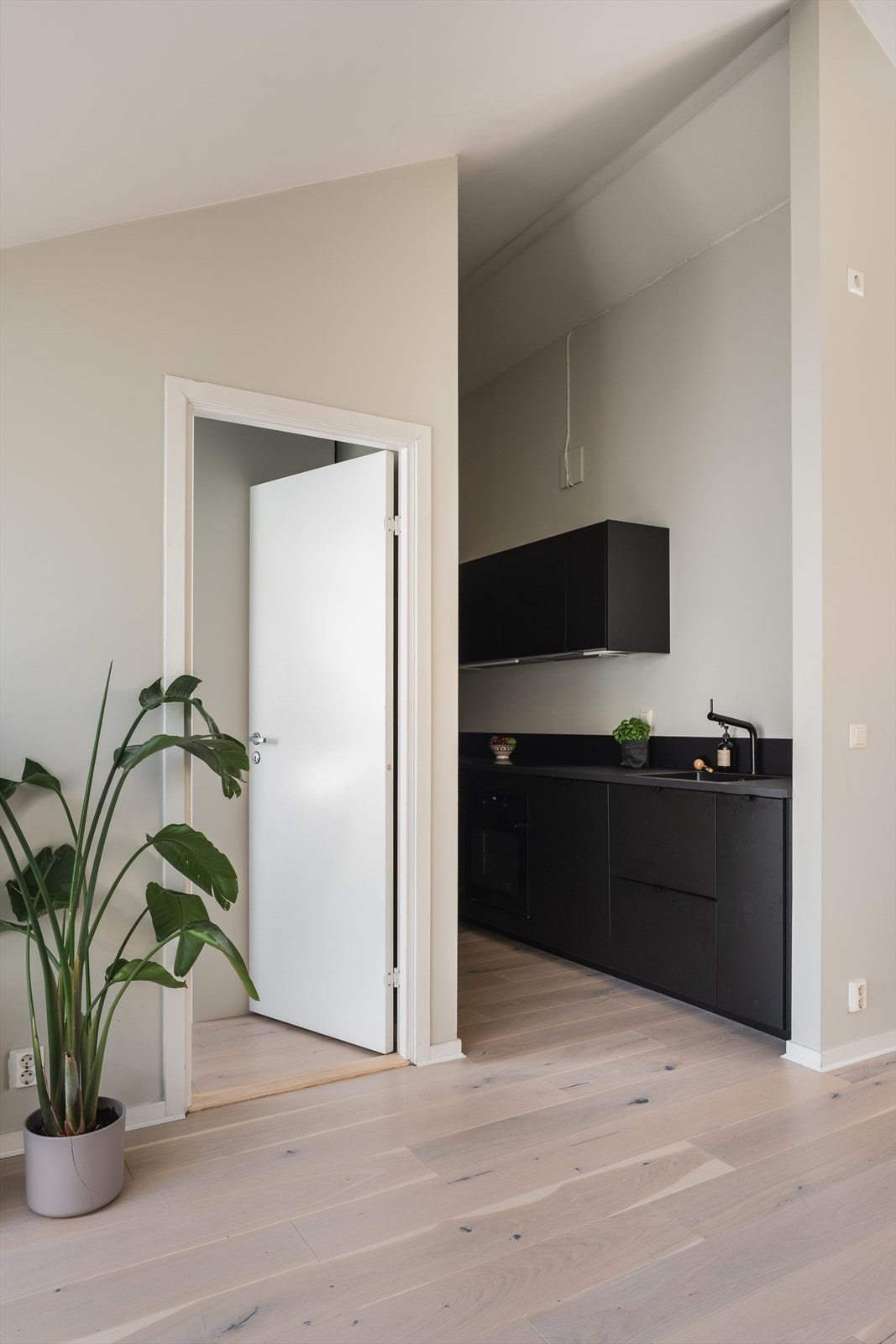 Stue og kjøkken har en delvis åpen løsning, men er samtidig godt tilbaketrukket fra hverandre Galleribilde