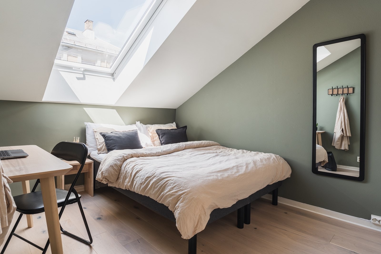 Lyst og luftig soverom med adkomst fra stuen Galleribilde