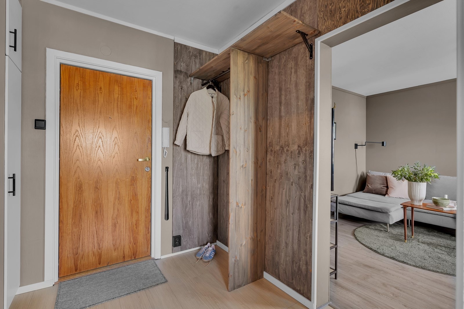 Velkommen inn i en romslig gang, med mye plass til yttertøy og sko! Galleribilde