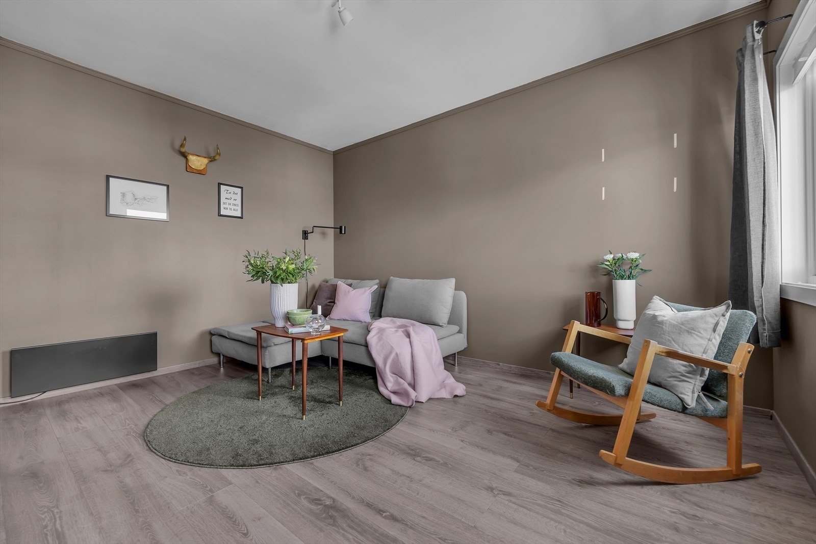 Ei flott stue med flere møbleringsmuligheter Galleribilde