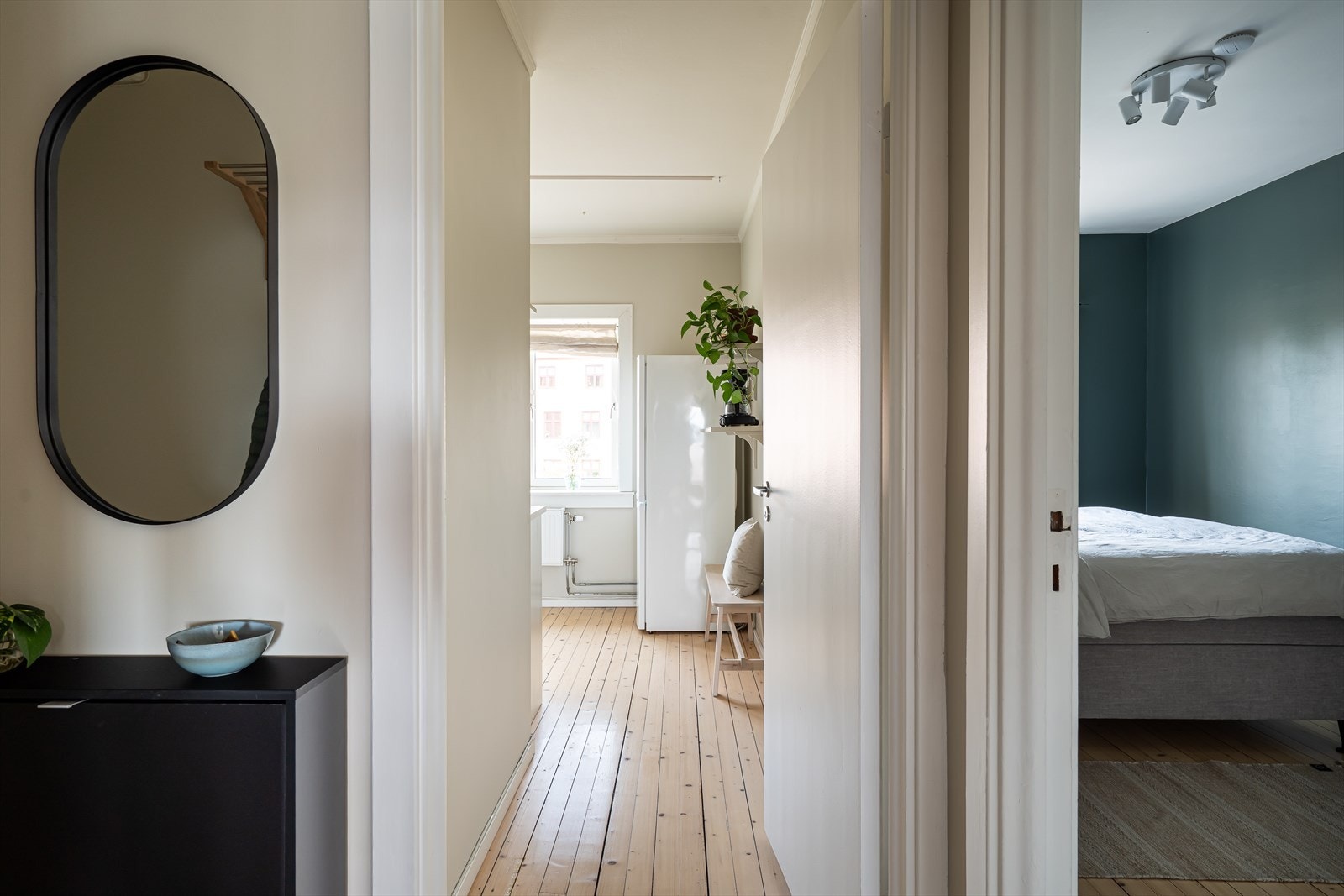 Leiligheten har gjennomgående løsning med flotte originale tregulv. Galleribilde