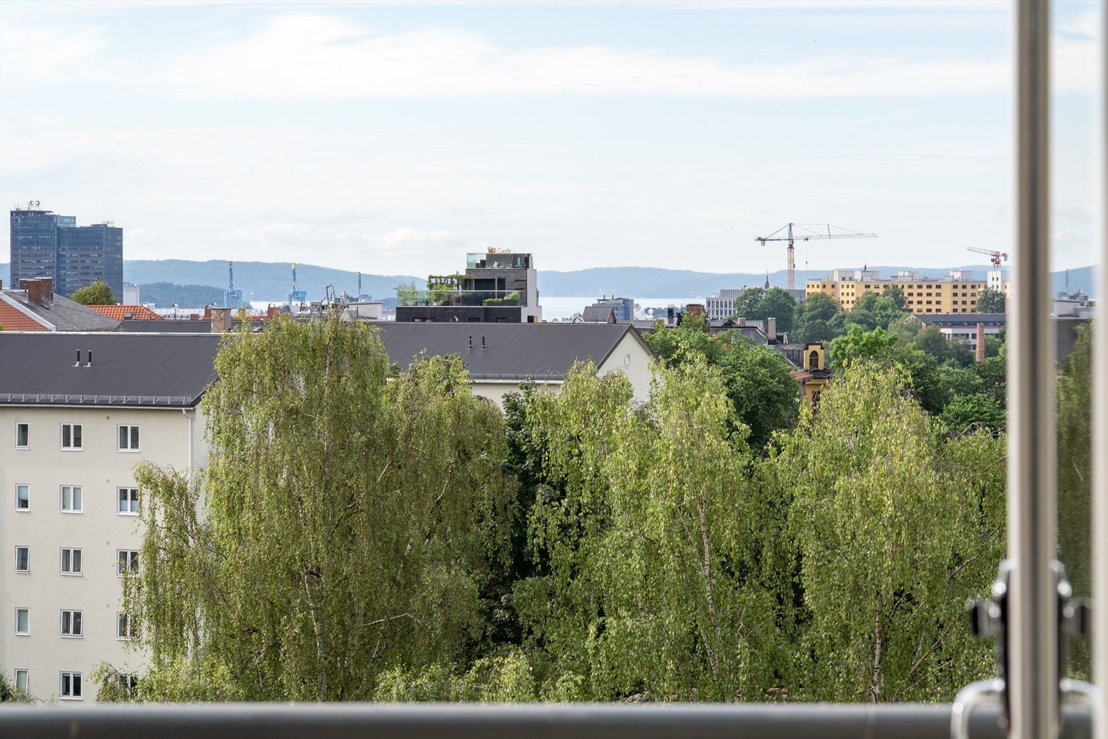 Fra balkongen har vidstrakt utsyn over byen, og bakerst kan du skimte Oslofjorden. Galleribilde