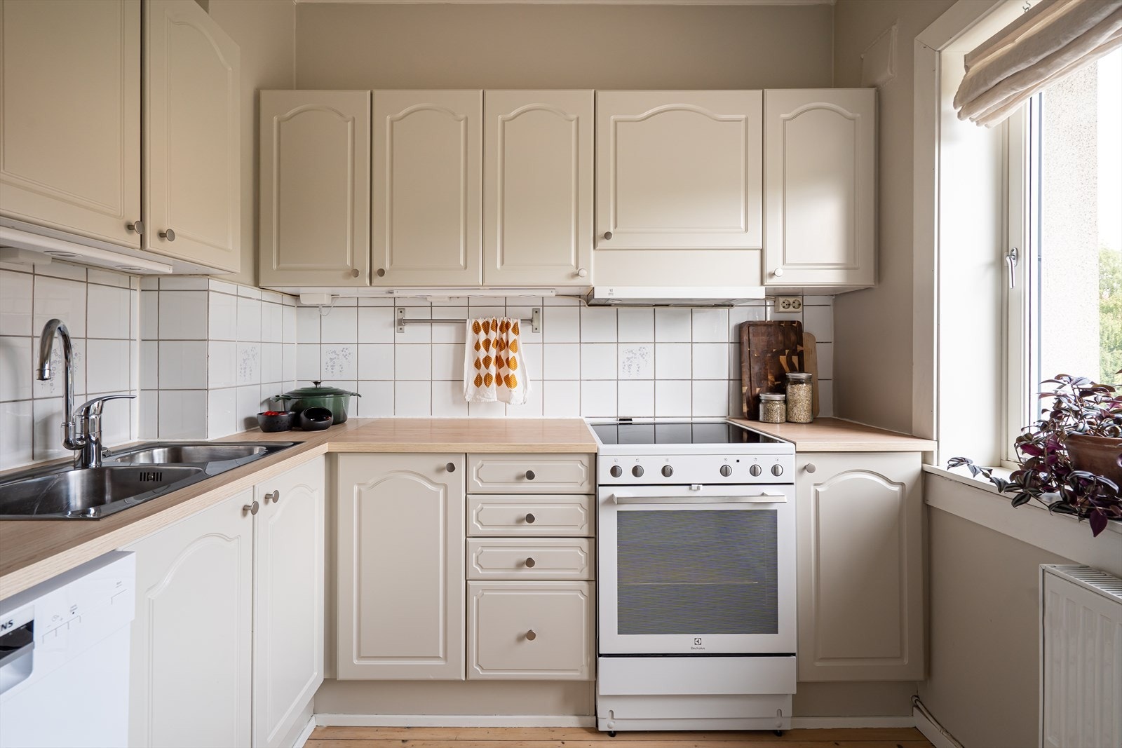 Lyst, separat kjøkken med god benke- og skapplass. Galleribilde