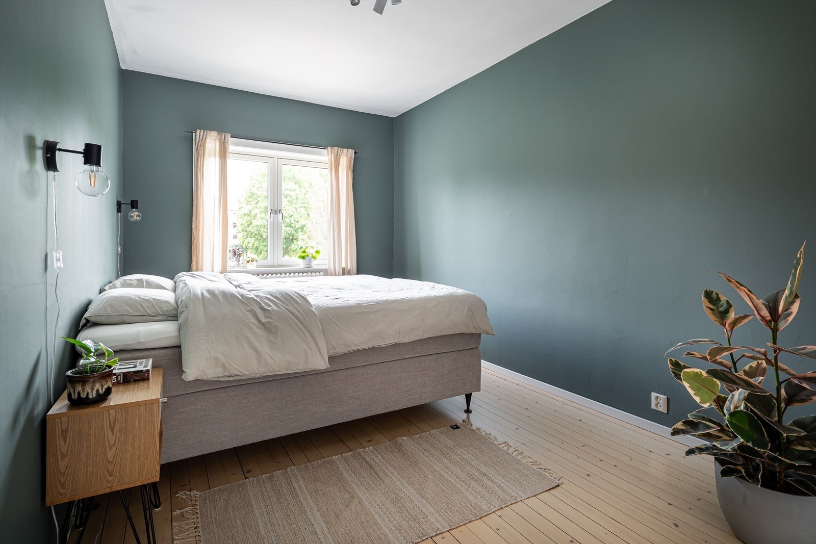 Lunt og romslig soverom med god plass til bred dobbeltseng med tilhørende møblement. Galleribilde