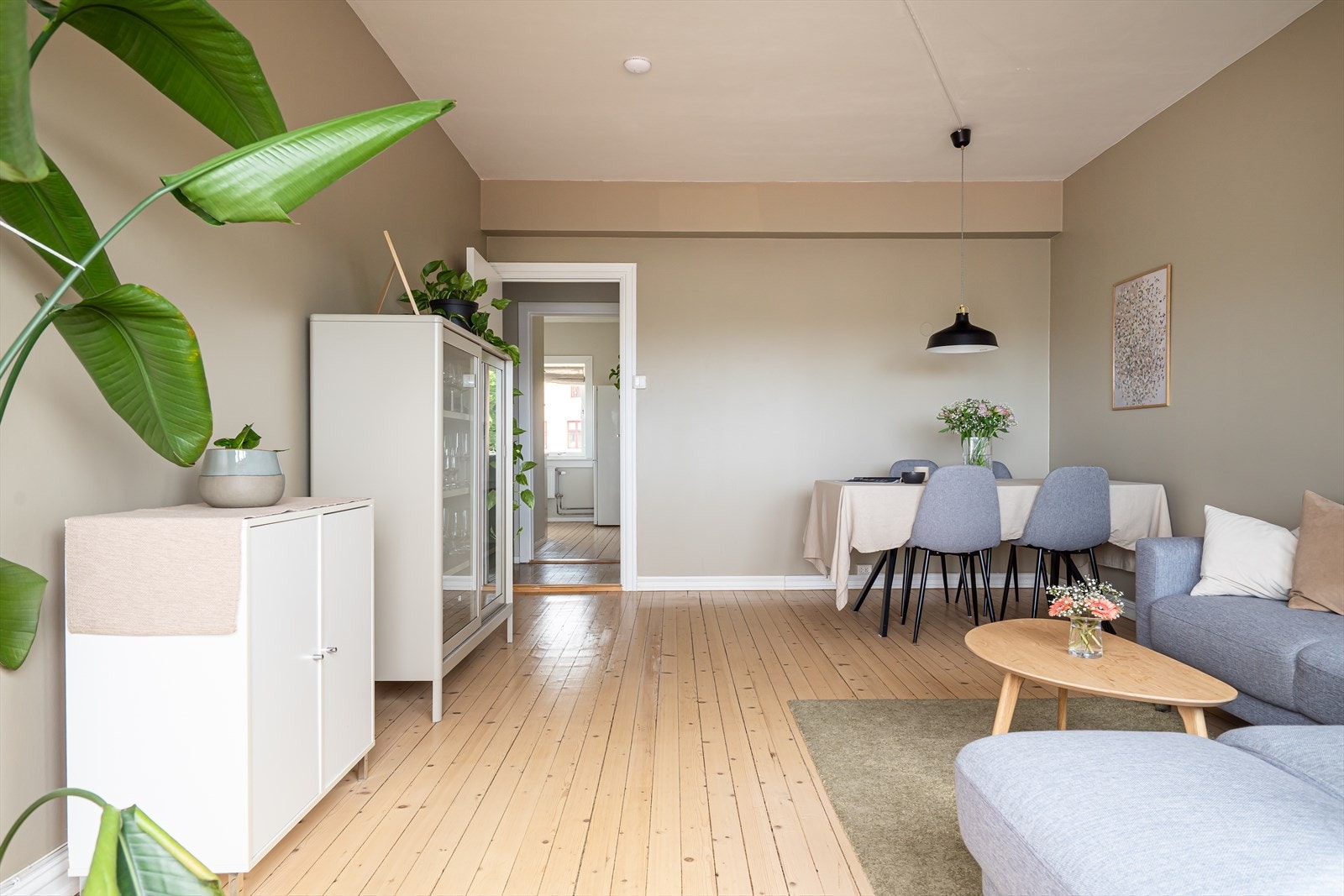 Stueområdet er svært romslig med lyse fargevalg, samt store vindusflater som gir en god romfølelse. Galleribilde