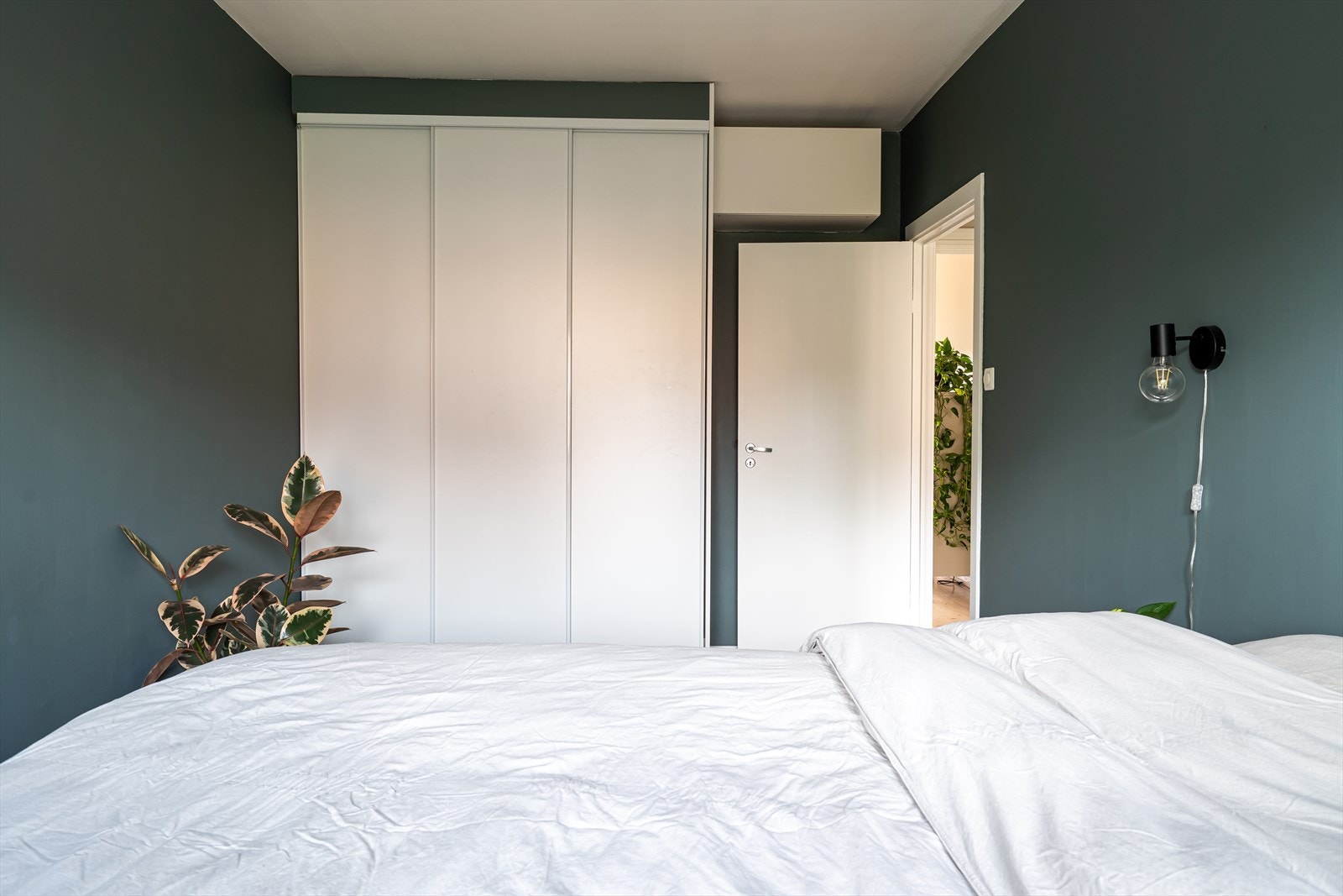 På soverommet er det montert skyvedørsgarderobe. Galleribilde