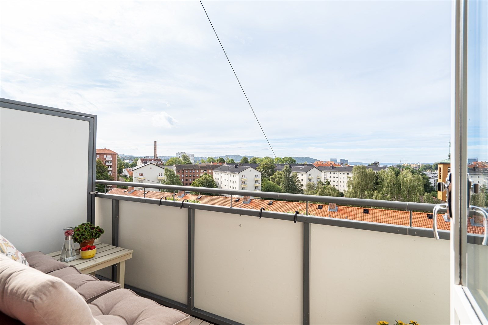 På balkongen kan du innrede med sittegruppe, hvor du kan nyte utsikten ut over byen. Galleribilde