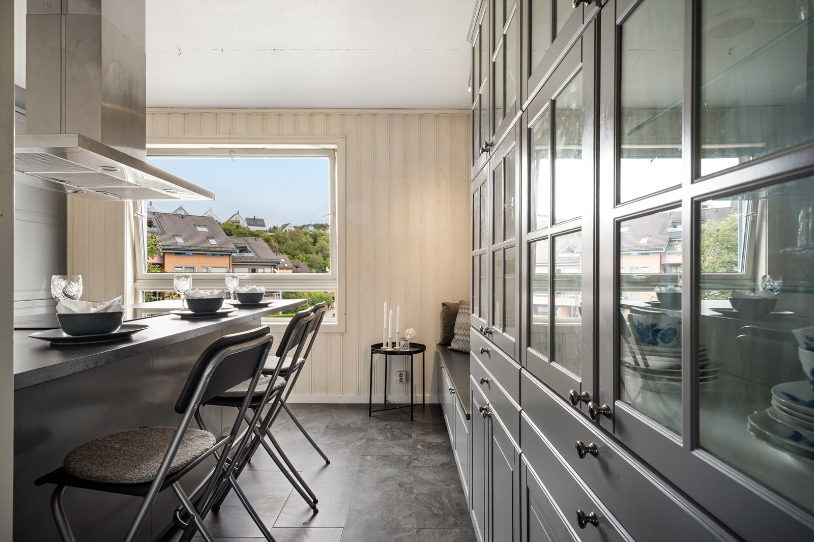 Plass til barstoler der man kan nyte frokosten. Galleribilde