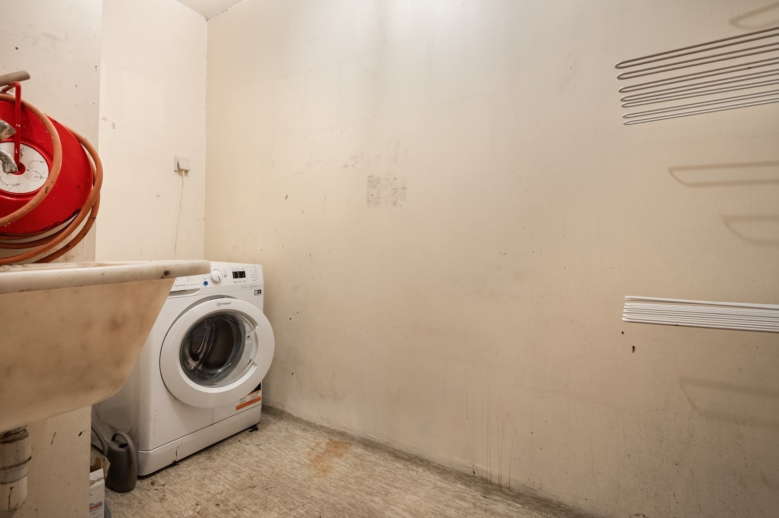 Vaskerommet er fra byggeår og tilfredsstiller ikke dagens krav til våtrom. Galleribilde