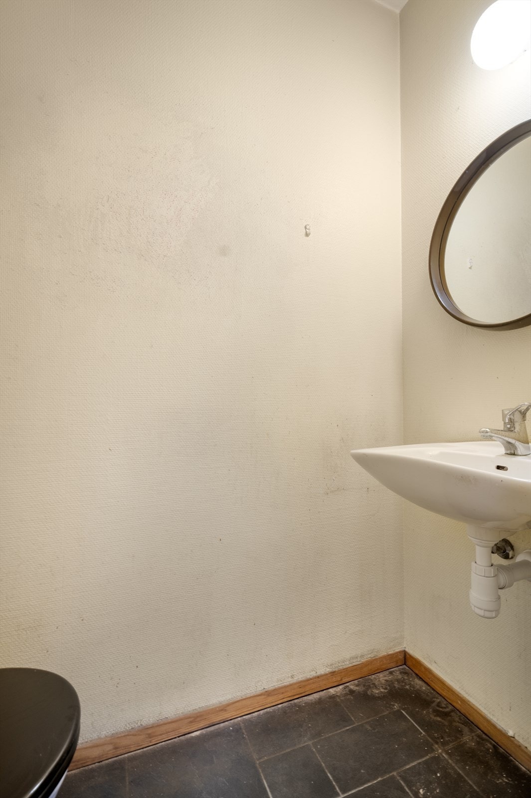 Toalettrom innredet med servant og toalett. Galleribilde