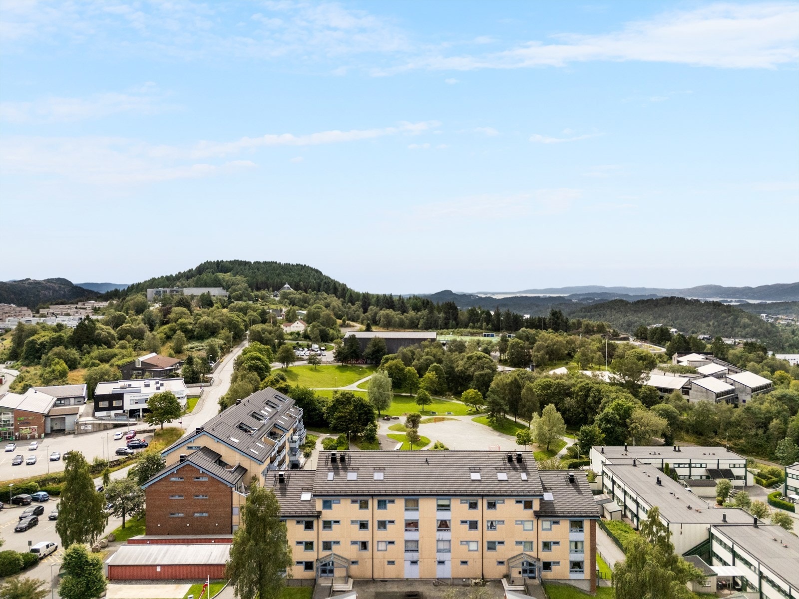 Dersom du ønsker flere servicetilbud er det kort bilvei til Vestkanten Storsenter. Galleribilde