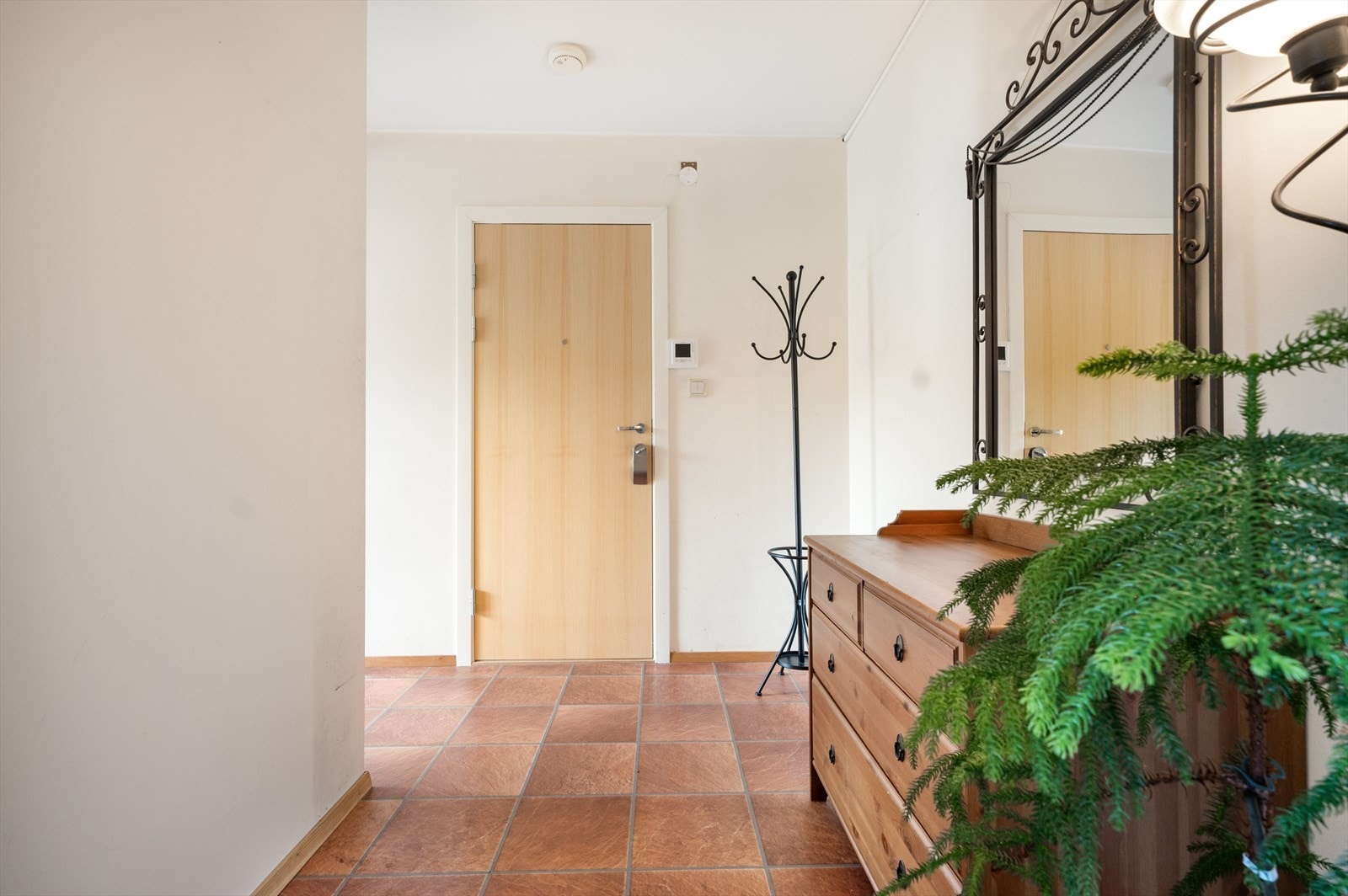 Romslig entré med plass til kommode og oppheng av ytterklær. Galleribilde