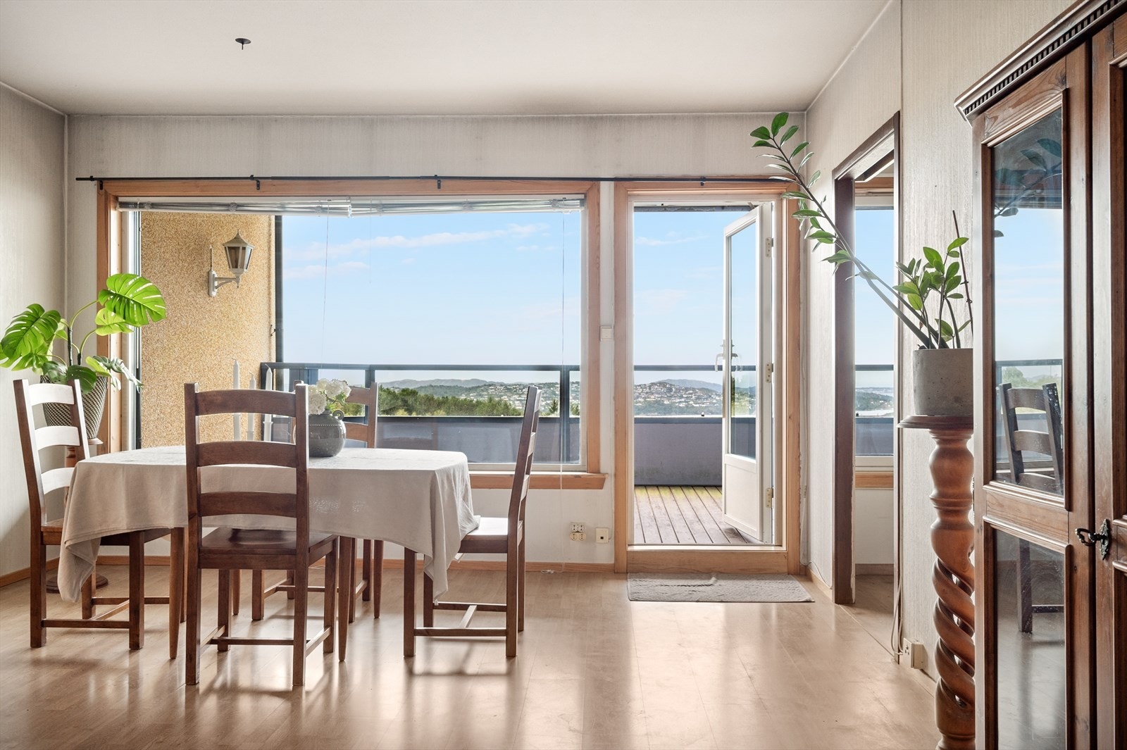 De store vindusflatene gir rikelig med naturlig lysinnslipp. Galleribilde