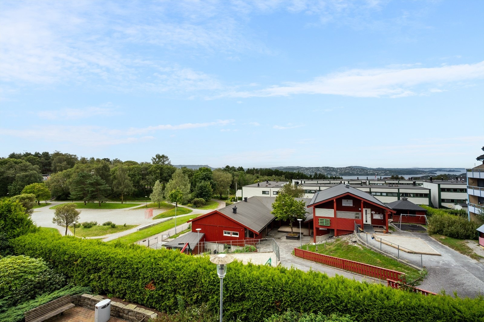 Rolig nabolag med fine uteområder og Olsvikparken barnehage like ved - perfekt for barnefamilier! Galleribilde