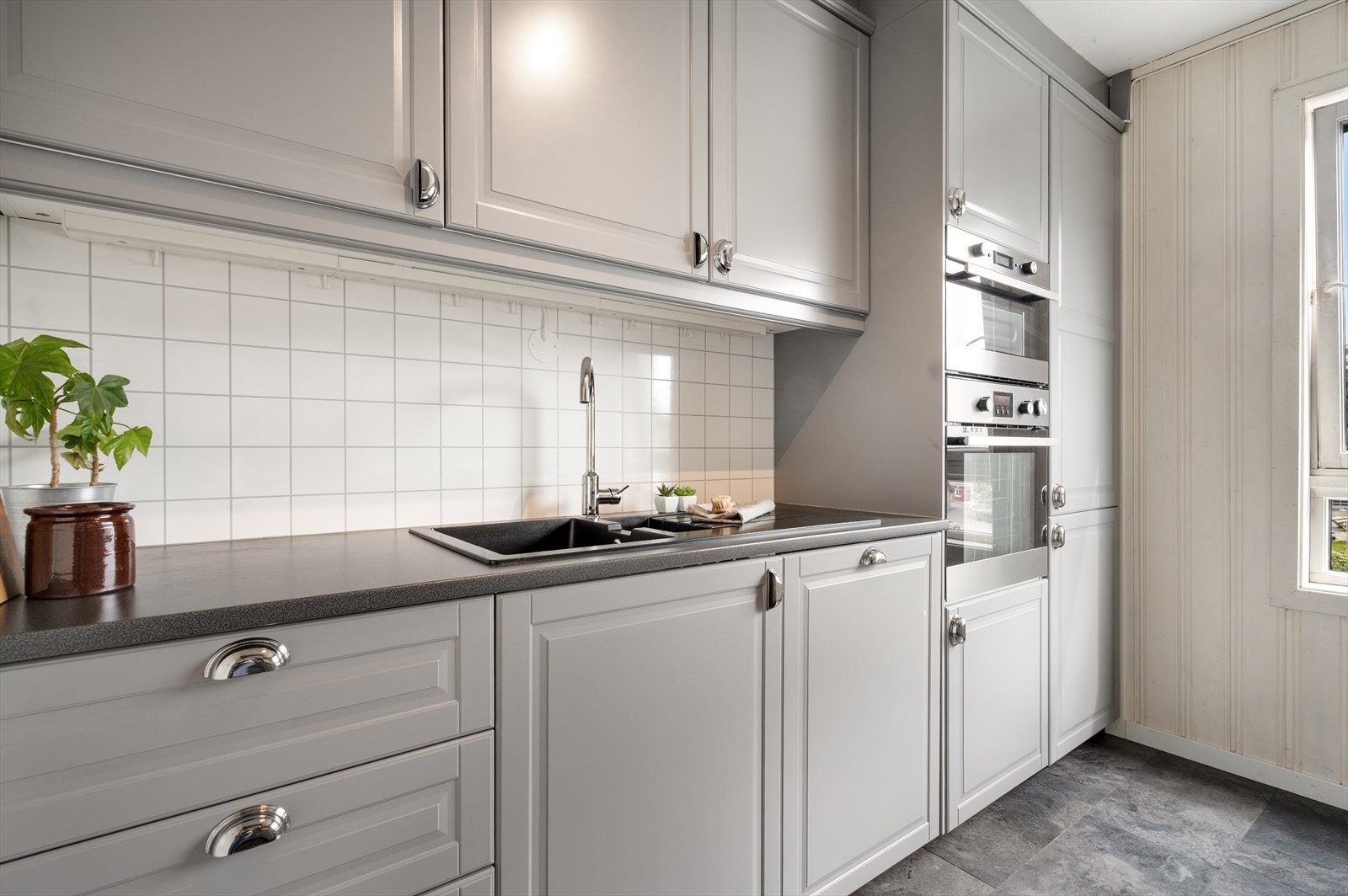 Innredet med integrert oppvaskmaskin, kjøleskap, stekeovn og induksjonsplatetopp. Galleribilde