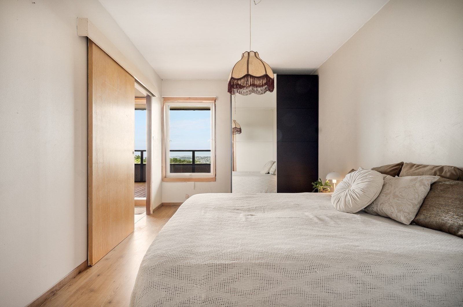 Fra stue er det tilkomst til boligens hovedsoverom. Galleribilde