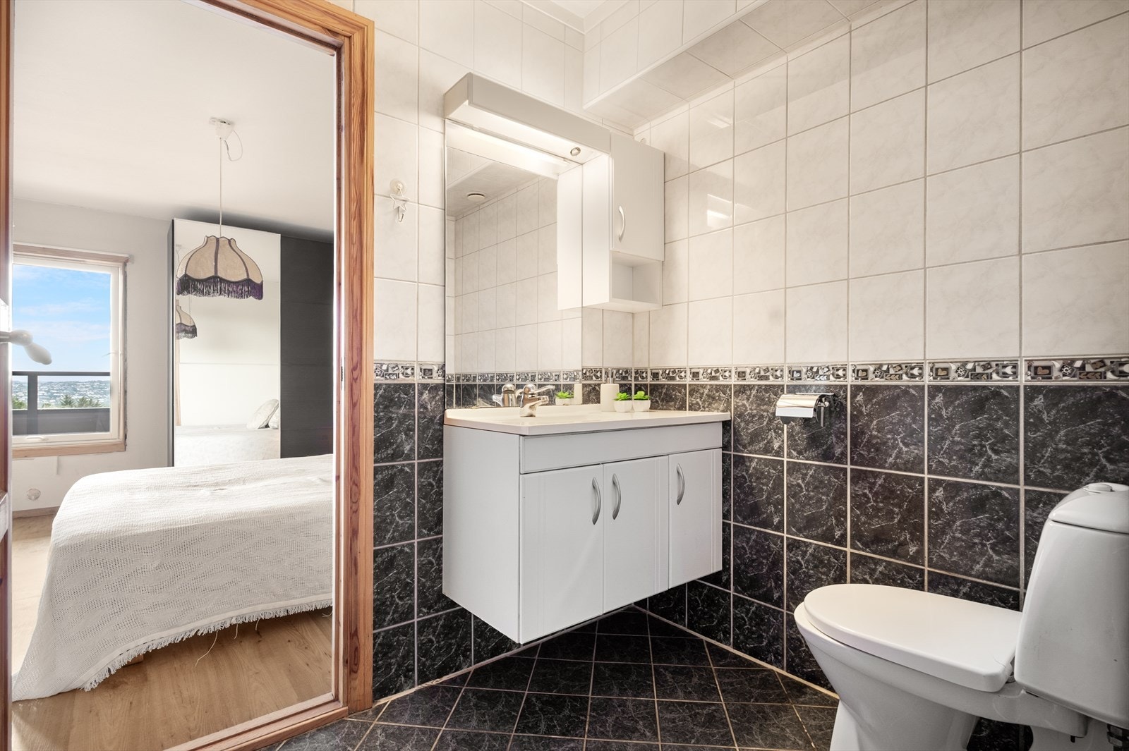 Soverommet har tilhørende bad som er innredet med servantmøbel, badekar og toalett. Galleribilde