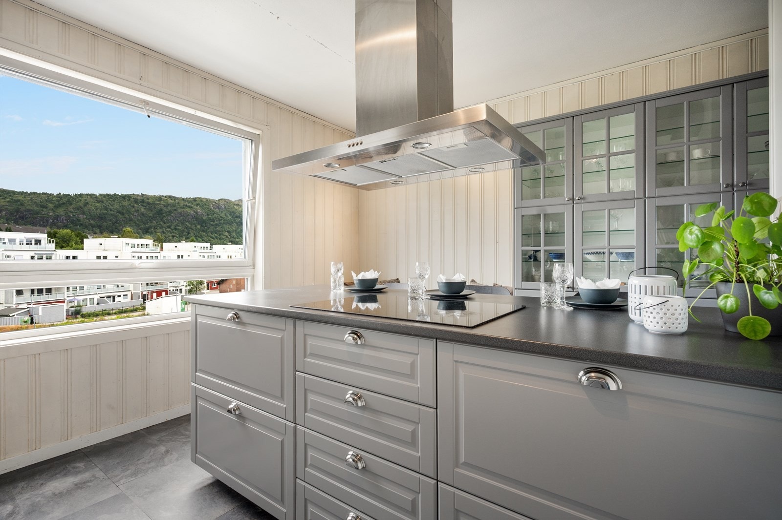 Kjøkkeninnredning fra Ikea med profilerte fronter og benkeplate i laminat. Galleribilde