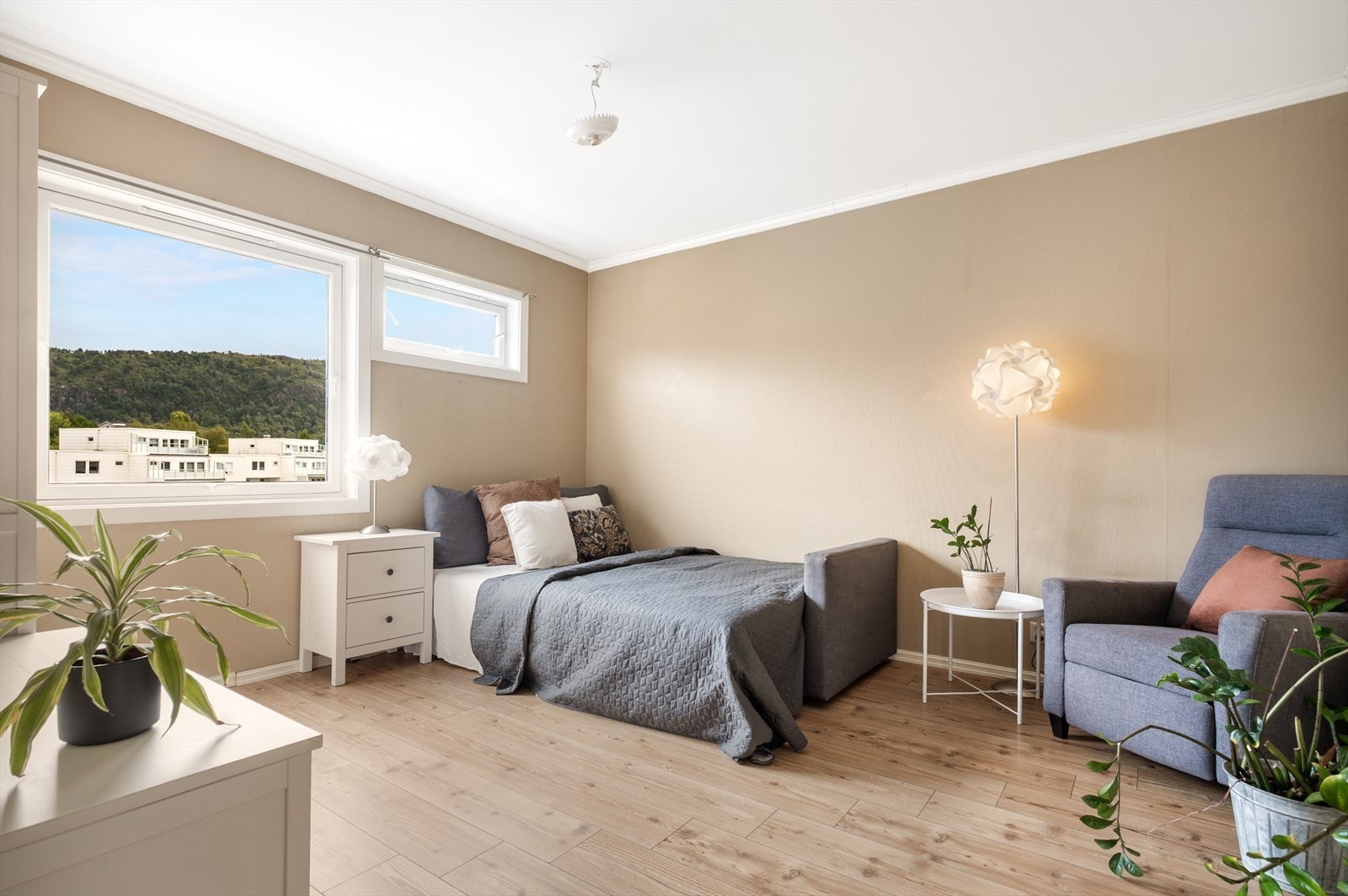 God plass til dobbeltseng, garderobeskap og skrivebord. Galleribilde