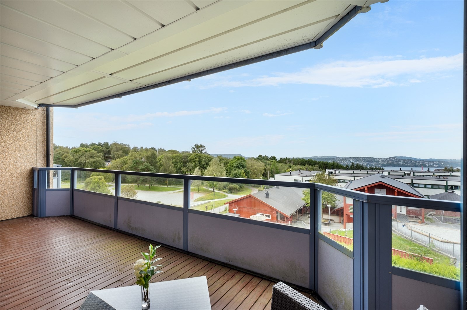 Balkongen måles til 18,2 m² og gir god plass til utemøbler. Galleribilde