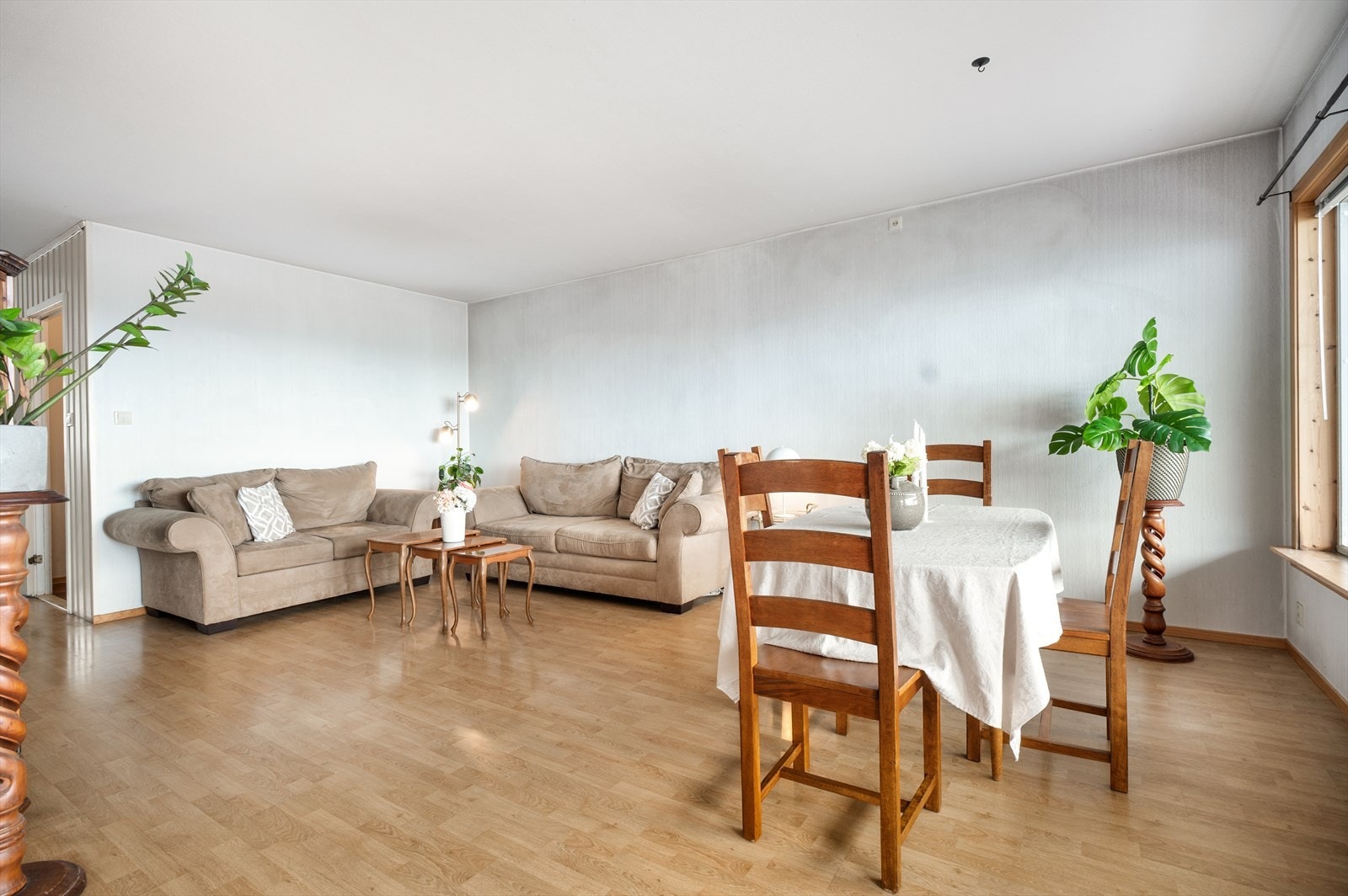 God plass til sofa av eget ønske og spisebord. Galleribilde