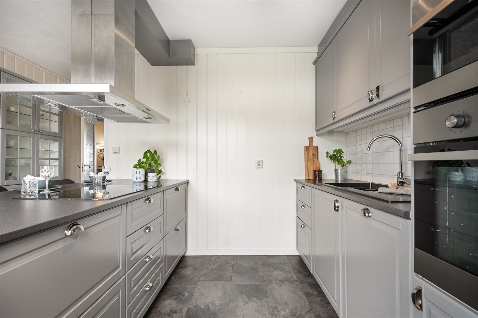 Romslig kjøkken med god oppbevaringsplass for alt av kjøkkenutstyr. Galleribilde