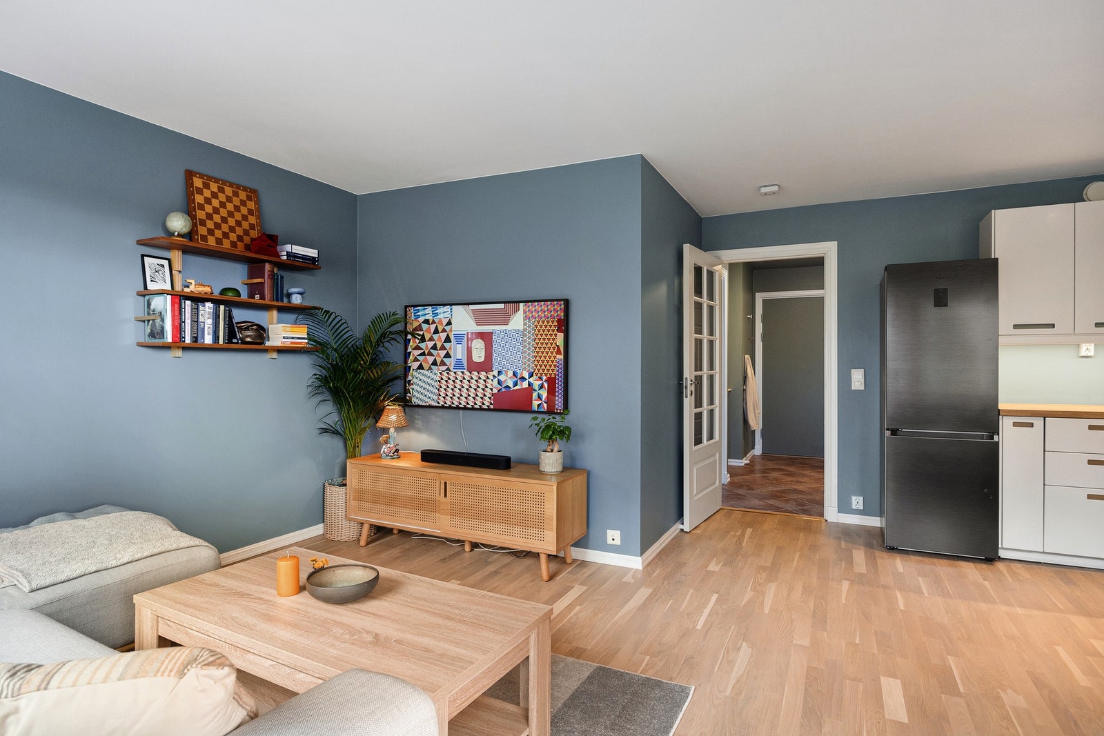 Leiligheten består av stue/kjøkken, soverom, bad, entré og innvendig bod. Galleribilde