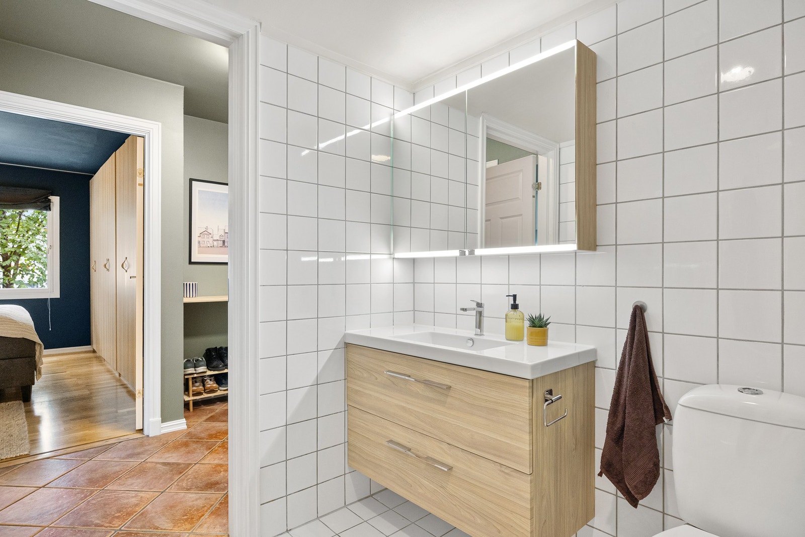 Baderommet har adkomst fra entré. Galleribilde