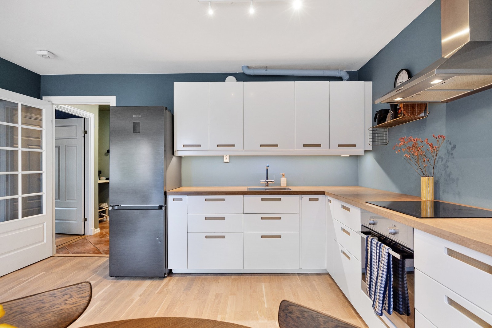 Lyst kjøkken med god skapplass. Galleribilde