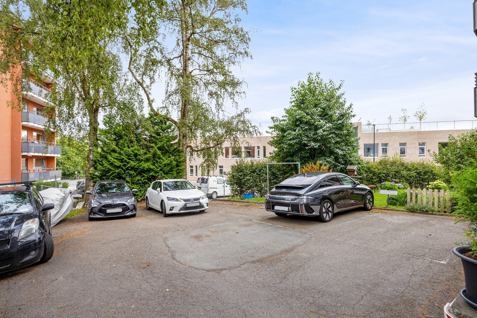 Biloppstillingsplass (425,- per mnd) på tomten. Galleribilde