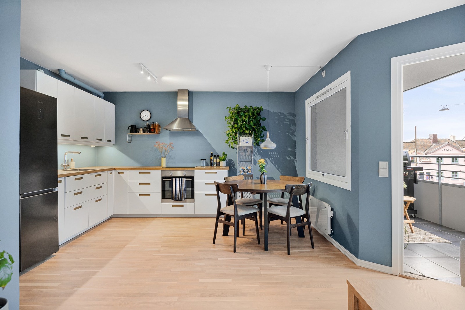 Stort og pent kjøkken med spiseplass. Galleribilde