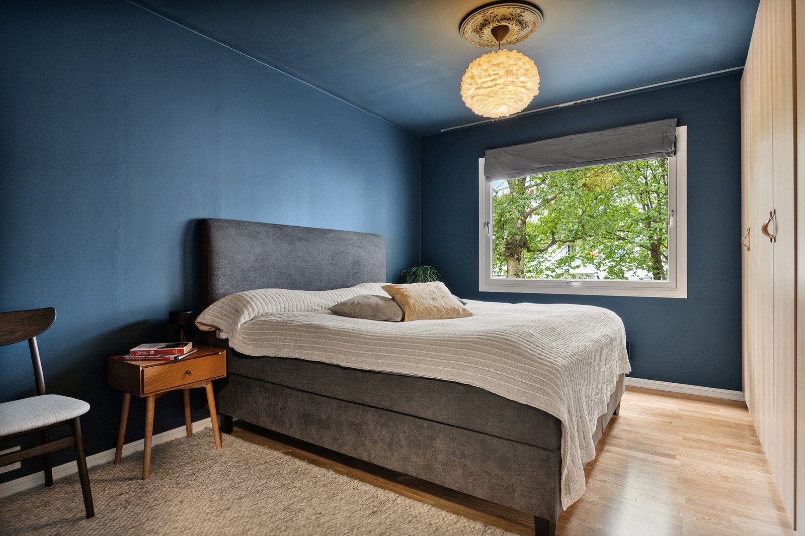 Svært romslig soverom med god plass til dobbeltseng og nattbord! Galleribilde