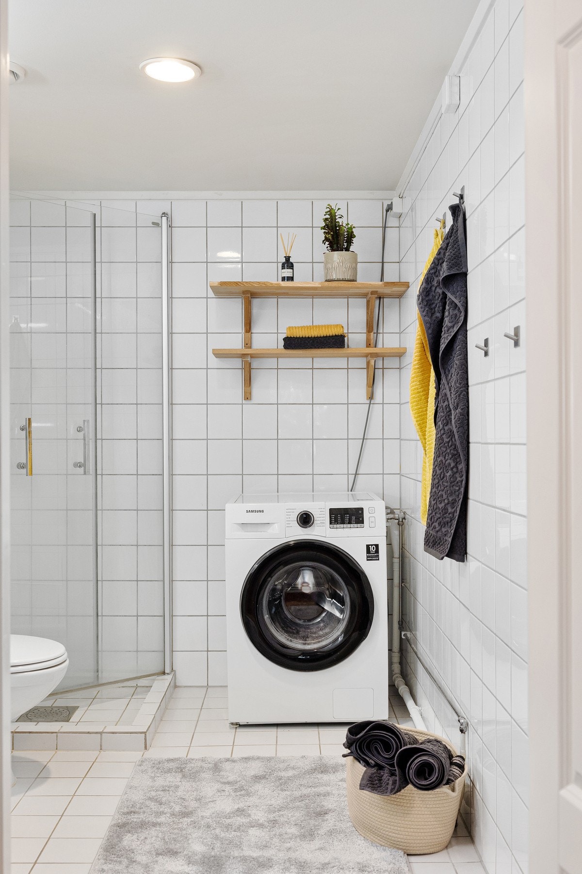 Flislagt bad av god størrelse, med opplegg for vaskemaskin. Galleribilde