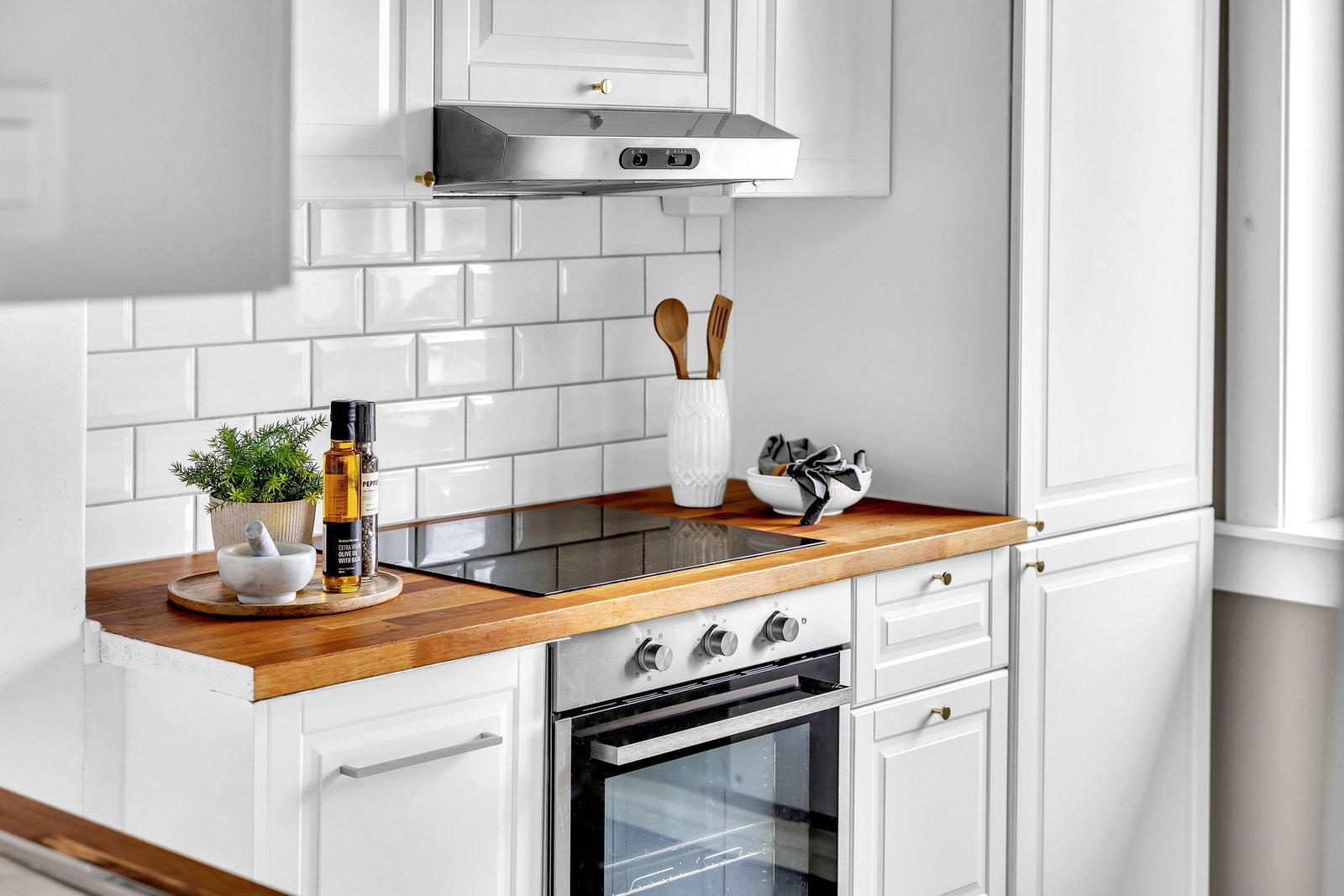 Her finner du integrerte hvitevarer som koketopp og stekeovn med kullfiltervifte over, samt kjøl/frys og oppvaskmaskin. Galleribilde