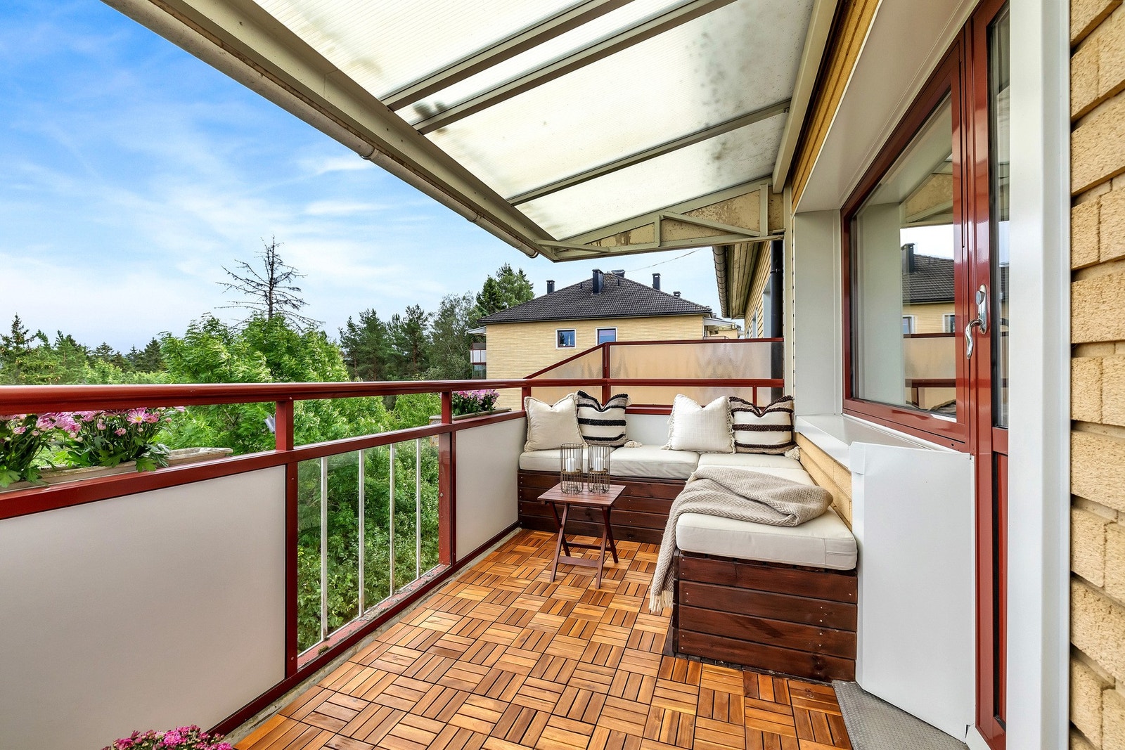 Fra stuen er det utgang til en solrik balkong på 7,3 m² - et hyggelig uteområde med plass til både sittegruppe, beplantning og grill. Galleribilde