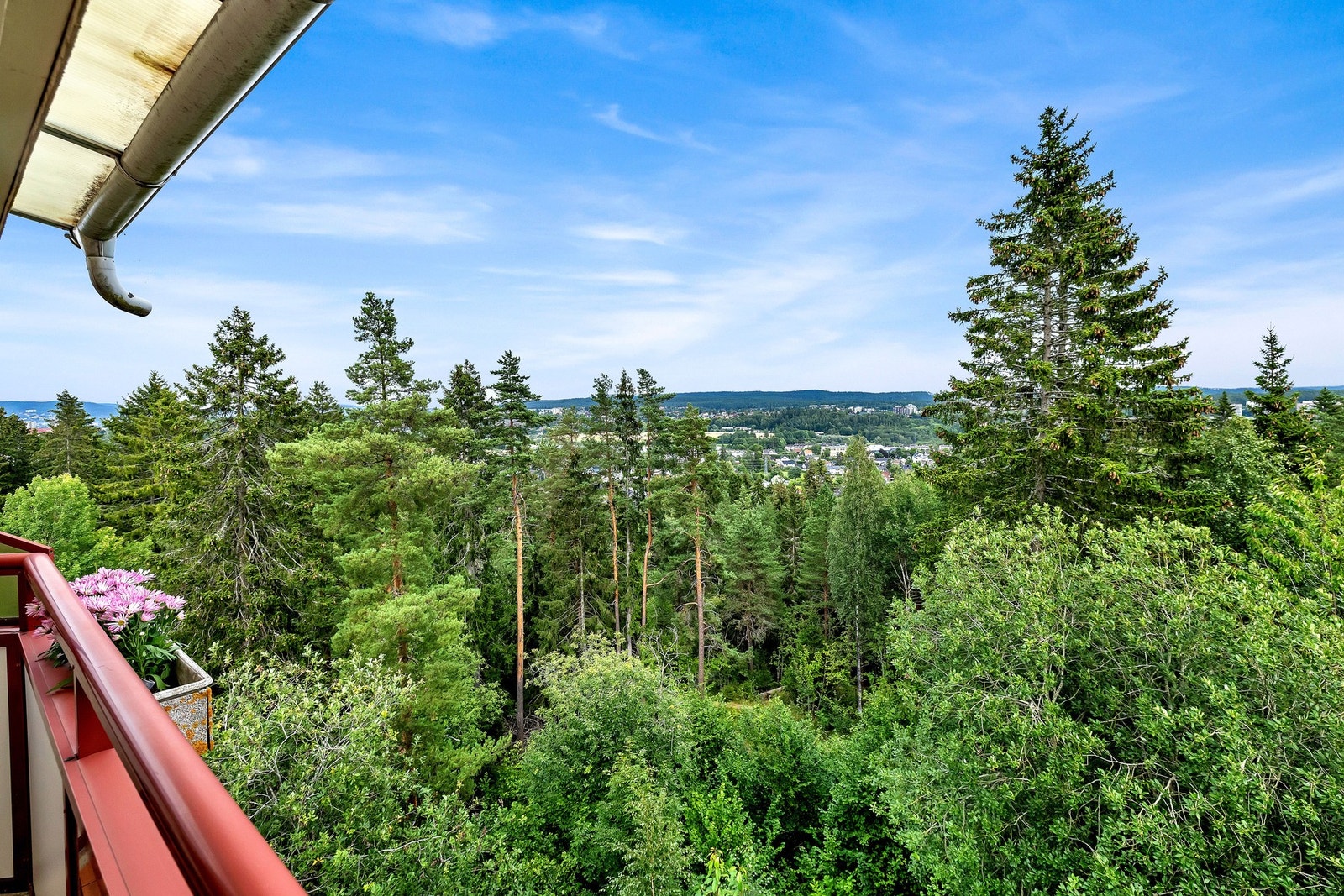 Fra balkongen får man nydelig utsikt over det frodige nærområdet. Galleribilde