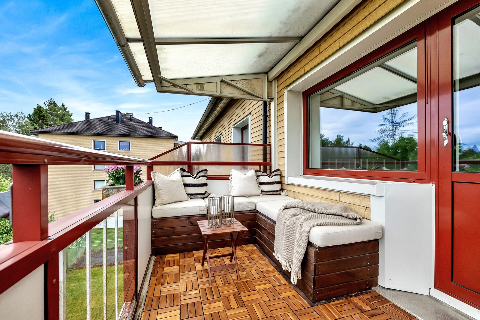 Her ligger alt til rette for å nyte fine dager ute, enten det er til morgenkaffen eller sene sommerkvelder. Galleribilde